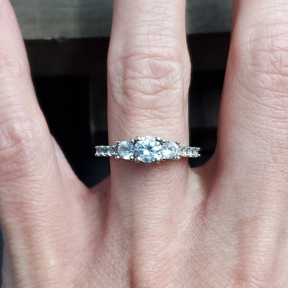 Size 7 Sterling Silver White Sapphire Tiered Gemstone Band Ring - Picture 1 of 8